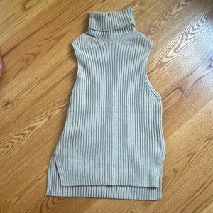 H&M turtle neck sleeveless sweater in Tan size M
